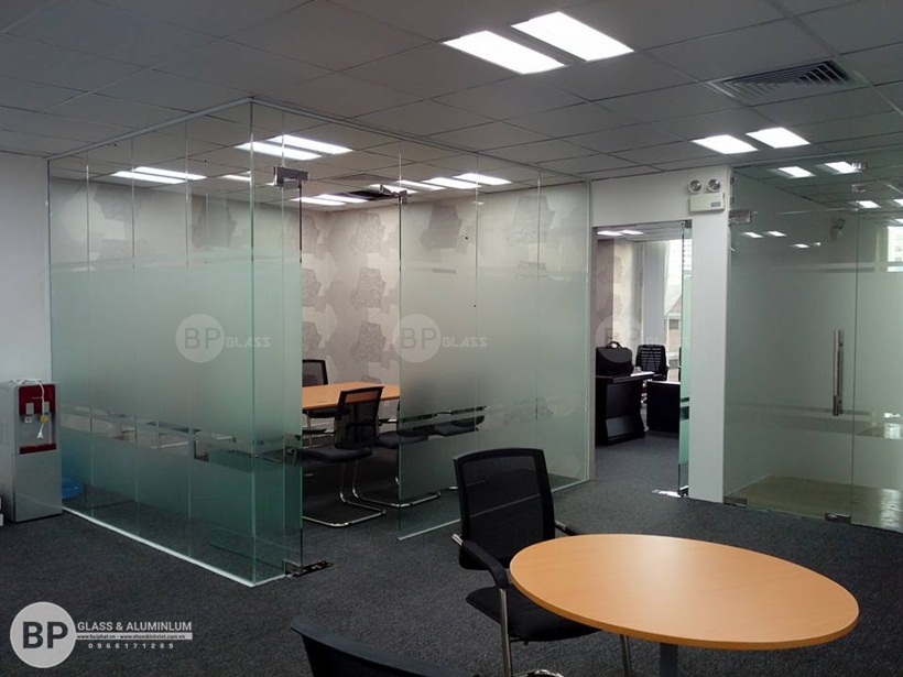 thi công và hoàn thiện vách kính, cửa kính văn phòng cho cty xnk thái sơn
